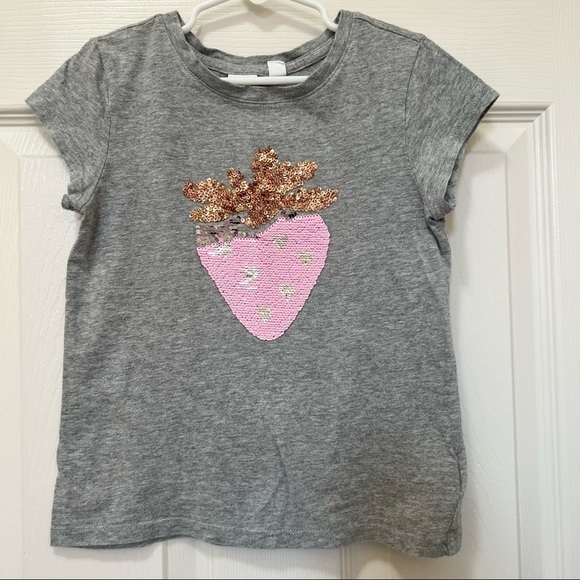 𝅺gap Kids Sequin Strawberry Short Sleeve T- Shirt - Size 6-7 years. Color gray - Picture 1 of 6